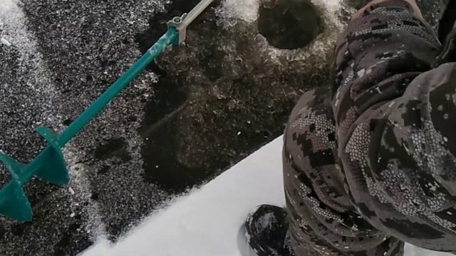 Зимняя рыбалка сетью.Много рыбы,мешок. смотреть онлайн