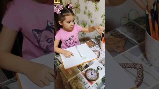 Рисование,Милана рисует цветочки и дерево,draw,painting смотреть онлайн