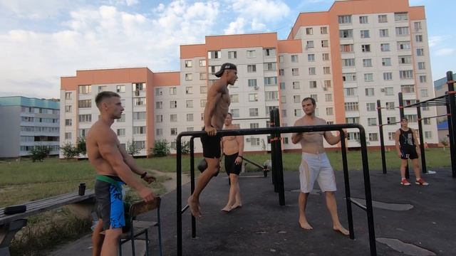 Лось, Шреддеры, Трухоновец на брусьях смотреть онлайн