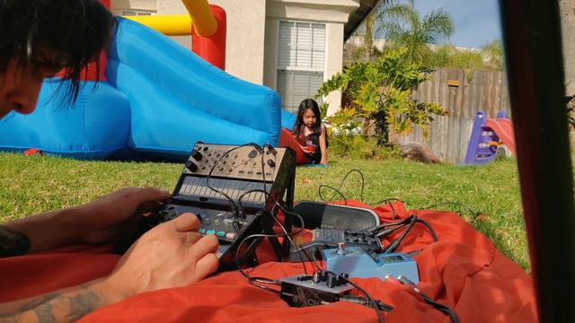Korg Volca | Ambient Jam at the Park ft. Volca Keys and FM смотреть онлайн