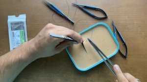 Как правильно держать хирургические инструменты - иглу , пинцет , иглодержатель.