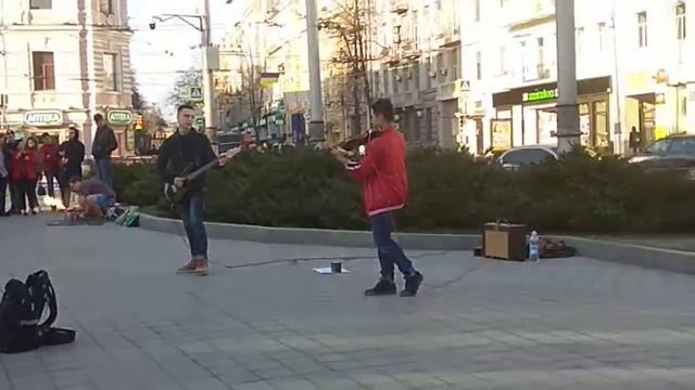 Музыканты на скрипке возле метро