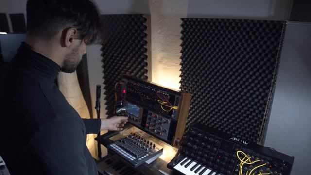 M800 Polyphonic Synthesizer LIVE PERFORMANCE смотреть онлайн