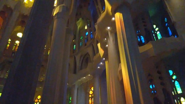 Barcelona, Spain 4K - Walking Around And Inside La Sagrada Familia смотреть онлайн