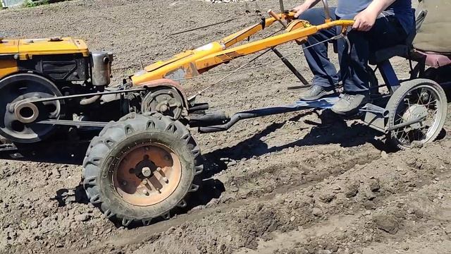 Посадка картофеля мотоблоком 2021 Самодельная сажалка. смотреть онлайн