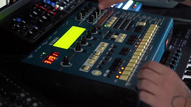 Yamaha RM1X смотреть онлайн