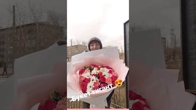 Букет гигант из хризантем, розы российской и гвоздики смотреть онлайн