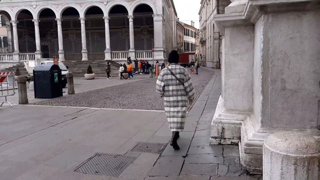 Италия Падуя стритстайл в пятницу. фаворит цвет камелло смотреть онлайн