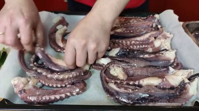 ГИГАНТСКИЙ КАЛЬМАР! Готовим щупальца кальмара в духовке. смотреть онлайн