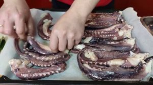 ГИГАНТСКИЙ КАЛЬМАР! Готовим щупальца кальмара в духовке.