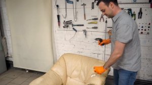 Как самому почистить кожаный диван?