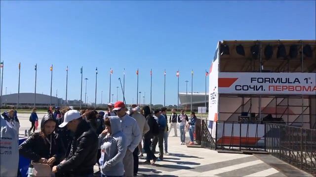 Очередь за автографом и прогулка по питлейну | Формула 1 2016 Сочи 28.04.2016 смотреть онлайн