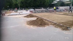 Тротуарную плитку прямо на асфальт укладывают. Какого хрена?!..