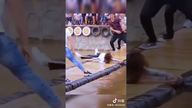 Hilarious swinging bridge game Chinese water game Challenge смотреть онлайн