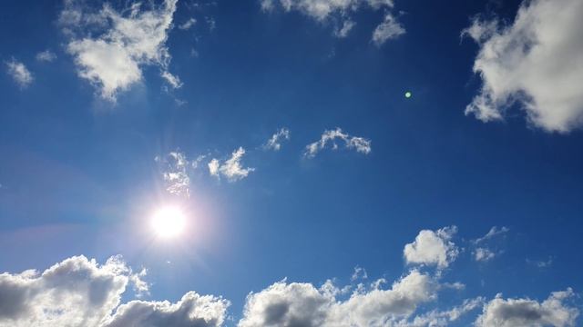 Video screensaver. Clouds floating in the sky. Relaxing screensaver. Облака плывут по небу. 4К Виде смотреть онлайн