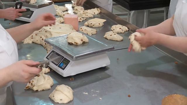 Показываем, как пекут куличи в промышленных масштабах смотреть онлайн