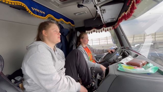ДЕВУШКА НА САМОСВАЛЕ VOLVO.Как работается? Питер ?? смотреть онлайн