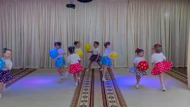 Танец "Горошинки цветные", танцевальный ансамбль "Разноцветная страна" детский сад № 134 г. Тюмень смотреть онлайн