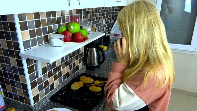 Муня пропала!!! Полина попала? Перевоплощение в популярную/Скетч сериал от Полина Свит Кидс /2 сери смотреть онлайн