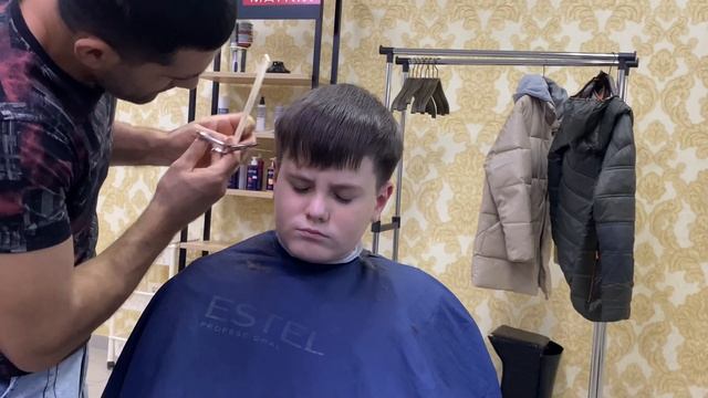 Мужская стрижка 424#супер?техника без лишних движений просто#смотри#стрижка#barber#haircut# смотреть онлайн