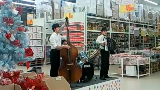 Паша Филиппов. Хорошая музыка в Ашане смотреть онлайн