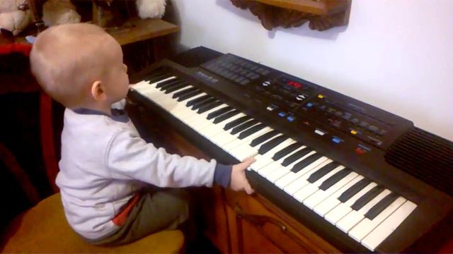 EPIC MUSIC Ребенок 1 год и 11 месяцев играет на синтезаторе эпическую музыку смотреть онлайн