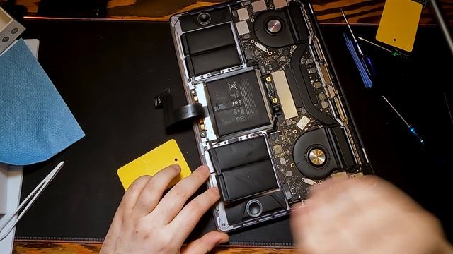 MacBook Pro 13''  Sostituzione Batteria A1706 EMC3163