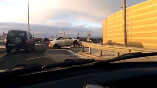 "ЧАЙНИК" въехал в ограду моста ПСКОВ смотреть онлайн