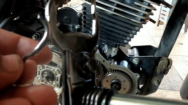 Cómo CAMBIAR el EJE SELECTOR DE VELOCIDADES a tu MOTO (Sin QUITAR el CLUTCH). смотреть онлайн