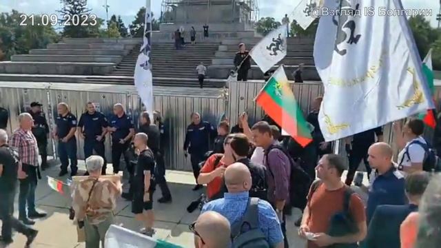 ?СРОЧНО!/К Памятнику Советской Армии в Софии ПРОРВАЛИСЬ!/Патриоты Болгарии встают на его ЗАЩИТУ! смотреть онлайн