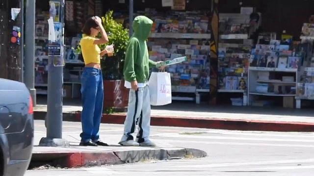 Justin Bieber Has Intense Staredown With Pap During Lunch With Hailey Baldwin смотреть онлайн