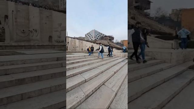 8-ого Марта На Каскаде- Слишком Много Людей Вокруг смотреть онлайн