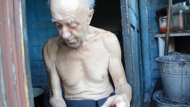 Помощь пенсионеру без ног от замечательной семьи из Донецка смотреть онлайн