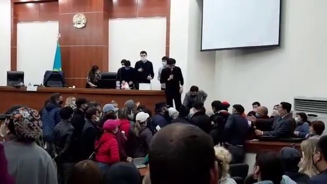 Предприниматели Усть-Каменогорска "взяли штурмом" городской акимат смотреть онлайн