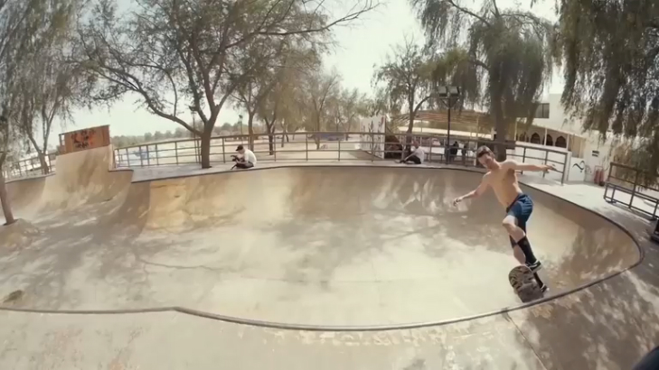 На скейте по Абу-Даби и Дубаи смотреть онлайн