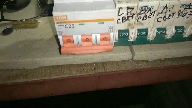 #2 Дела гаражные. Купил гараж, разбираюсь с электричеством, фаза на нуле смотреть онлайн