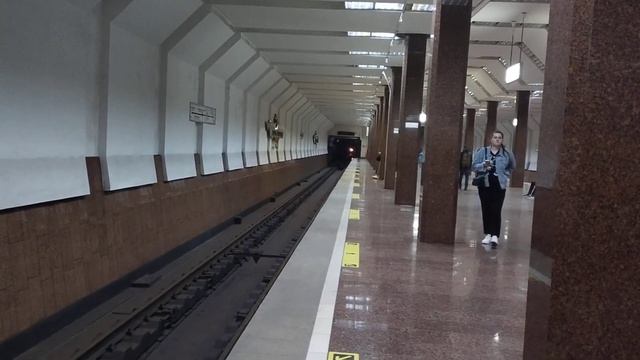 НОМЕРНОЙ ЭПИЧНО ТОРМОЗИТ ПНЕВМАТИКОЙ НА МАРШАЛА ПОКРЫШКИНА! Метро Новосибирска! смотреть онлайн