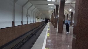 НОМЕРНОЙ ЭПИЧНО ТОРМОЗИТ ПНЕВМАТИКОЙ НА МАРШАЛА ПОКРЫШКИНА! Метро Новосибирска!