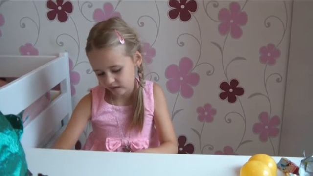 Лерочка распаковывает большое яйцо My Little Pony!!! смотреть онлайн