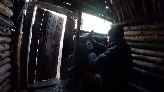 УСТАНОВИЛ ОКНО В ЗЕМЛЯНКЕ | СДЕЛАЛ КРОВАТЬ! смотреть онлайн