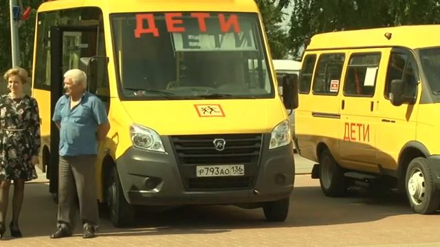 Юрий Мишанков осмотрел школьные автобусы