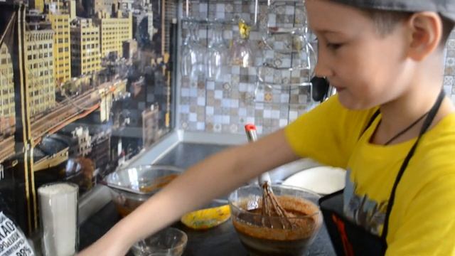 Легкий рецепт брауни с шоколадом в мультиварке. ГОТОВЯТ ДЕТИ. смотреть онлайн