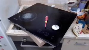 Варочная поверхность SAMSUNG C61R2AEE не отключается.