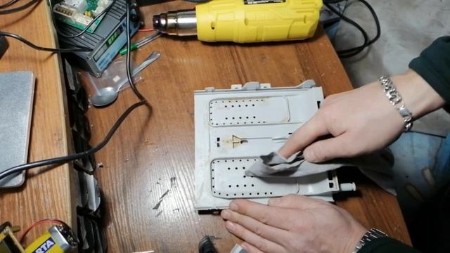 Течёт Стиральная машина LG. Ремонт бункера порошка приёмника. смотреть онлайн