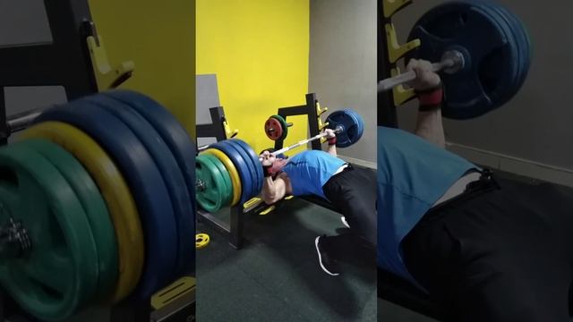 Жим штанги лёжа 210кг Стараюсь жать чисто ? ? смотреть онлайн