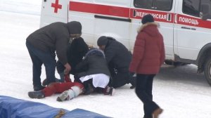 Мотогонки на льду.  Опасное падение участника заезда с мотоцикла