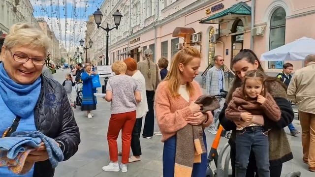 День вязания на публике || ОЧЕНЬ много готовых работ смотреть онлайн