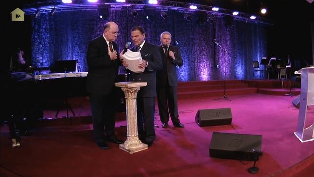 Кеннет Коупленд молится за нужды людей! смотреть онлайн