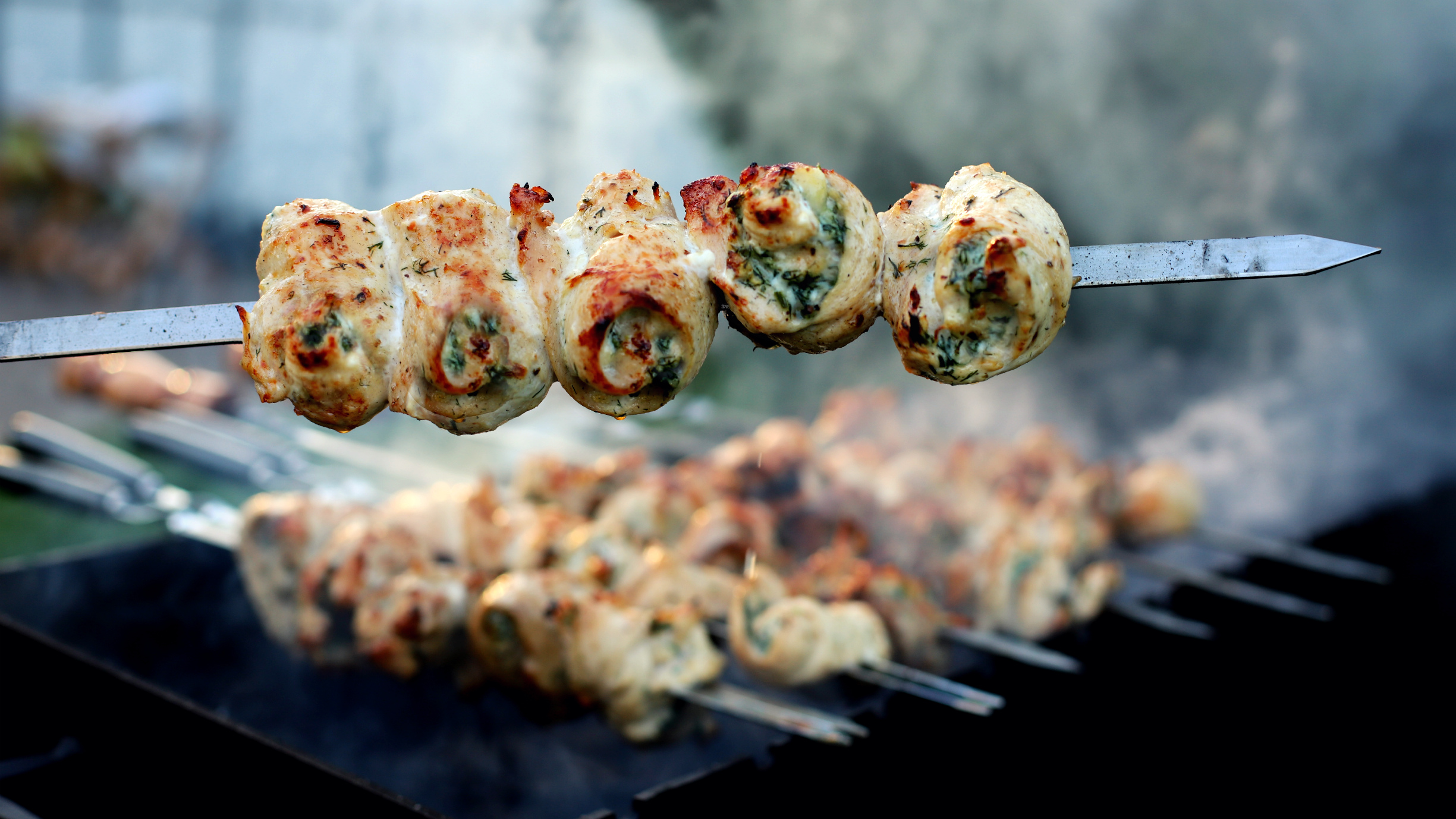 Рулетики из куриной грудки на углях. Этот сочный шашлык зайдет всем. смотреть онлайн