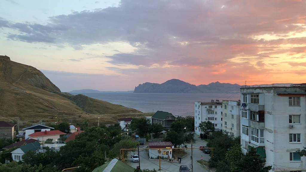 По Крыму пешком по Орджоникидзе - по пляжам, горам и набережной. Закат над Карадагом смотреть онлайн